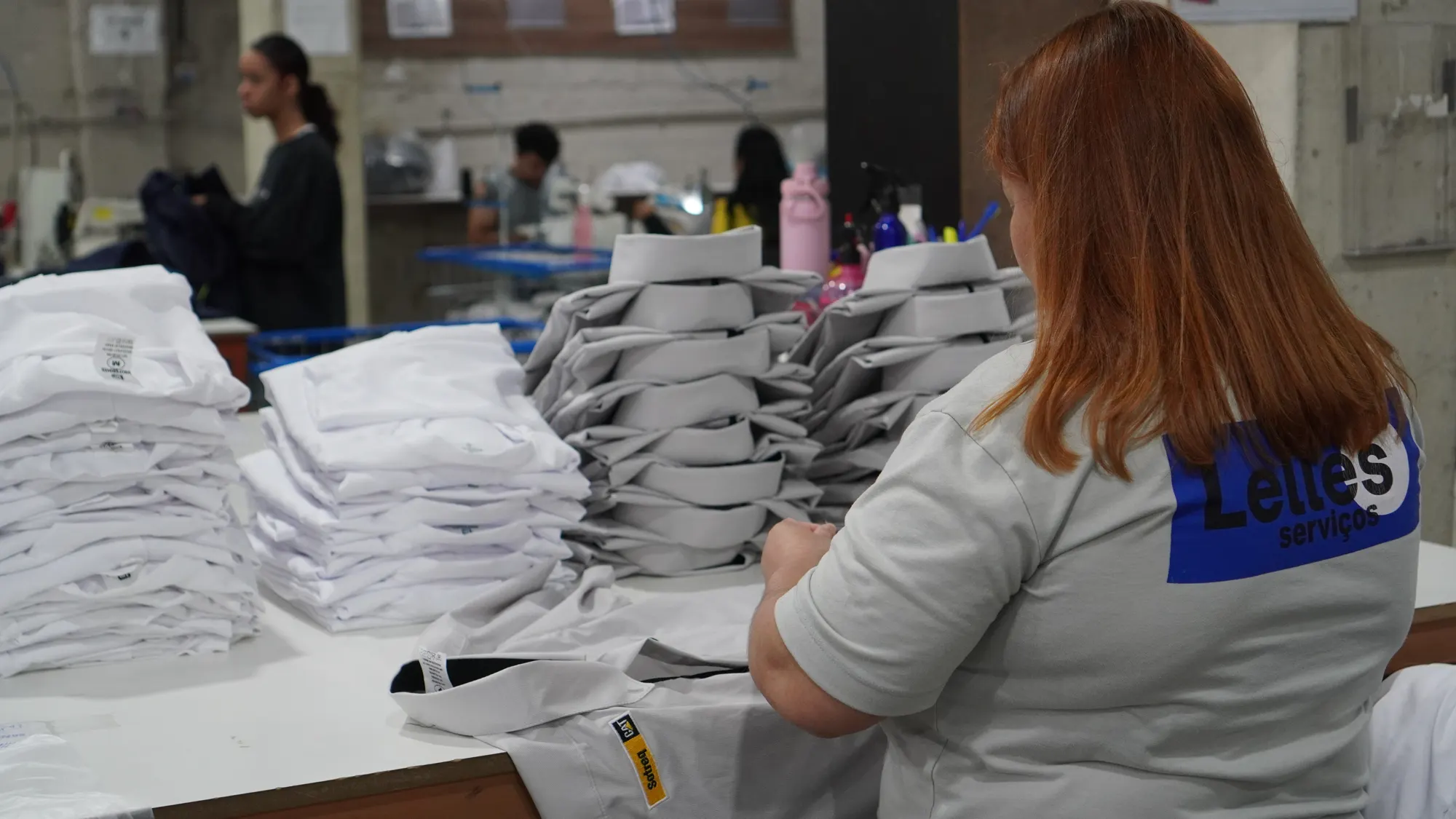 Pilhas de camisas dobradas