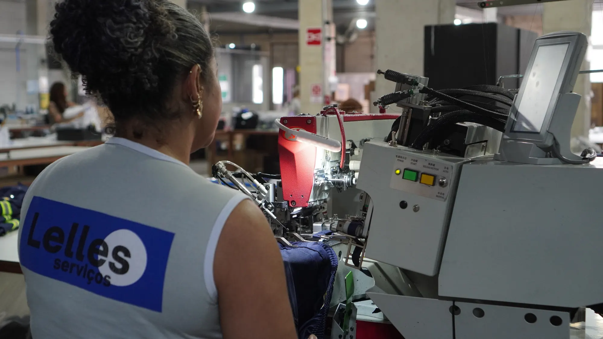 Colaboradora da Lelles operando máquina automática